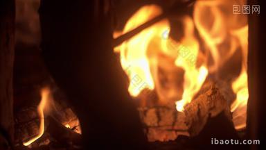 柴火堆篝火木炭燃烧火焰添柴